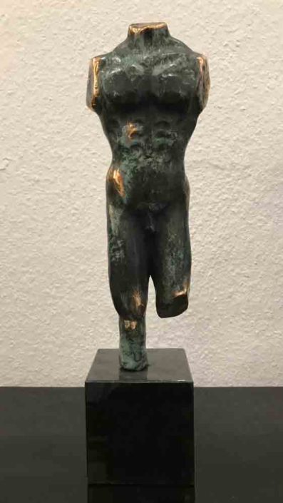 Mandetorso på sort granit