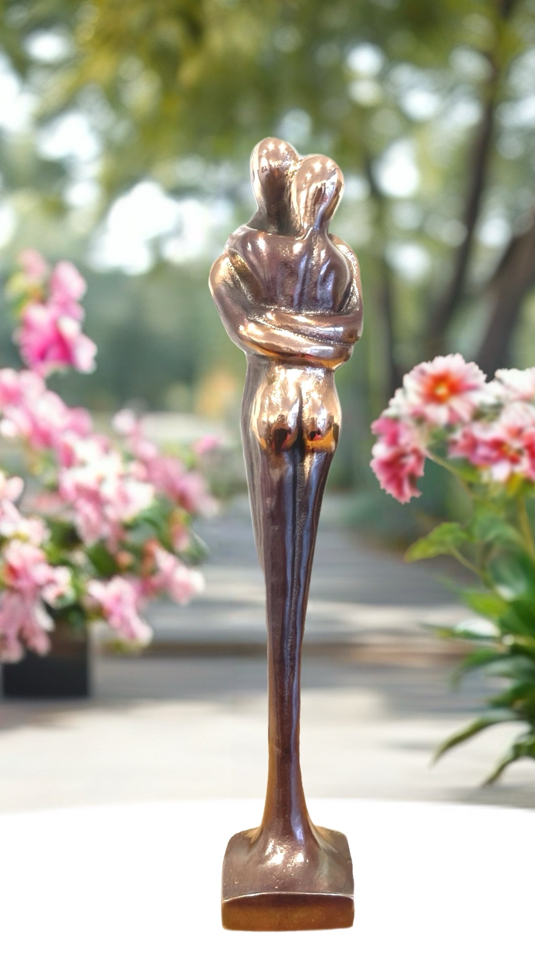 Bronzeskulptur “Det første kys” af Stiig Kalsing, der viser to mennesker i et romantisk og følsomt kys, håndlavet i dansk bronze.