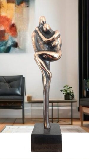 Bronzeskulptur “Nænsom bærer” stor model af Stiig Kalsing – figurativ skulptur i massiv bronze med motiv af omsorg og nærhed
