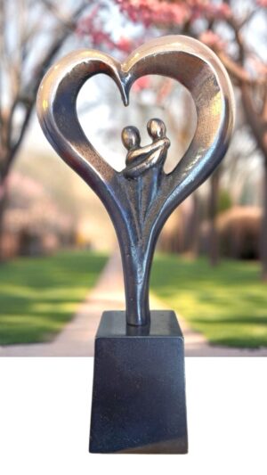 Håndlavet bronzeskulptur “Hjerte med par” af Stiig Kalsing, 18 cm høj, symboliserer kærlighed, nærvær og samhørighed mellem par.