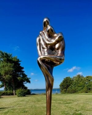 Bronzeskulptur “Nænsom bærer” stor model af Stiig Kalsing – figurativ skulptur i massiv bronze med motiv af omsorg og nærhed