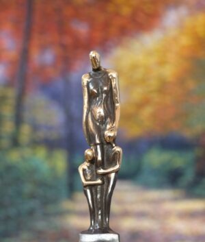 Bronzeskulptur “Mor med to børn” af Stiig Kalsing – skulptur af mor og to børn udført i massiv bronze