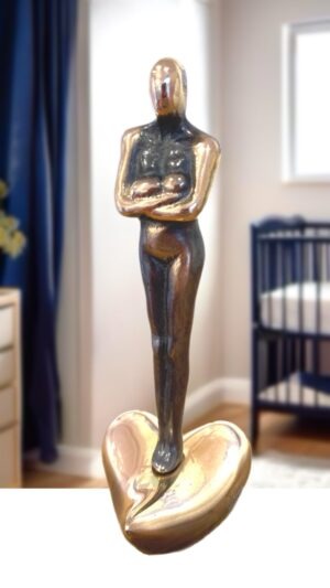 Bronzeskulptur “Mor på hjerte” af Stiig Kalsing – skulptur af mor og barn på hjerte udført i massiv bronze