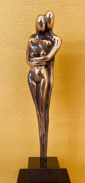 Håndlavet bronzeskulptur “Kærlighed” af Stiig Kalsing, 29 cm høj, par i kærlig omfavnelse, dansk kunsthåndværk.