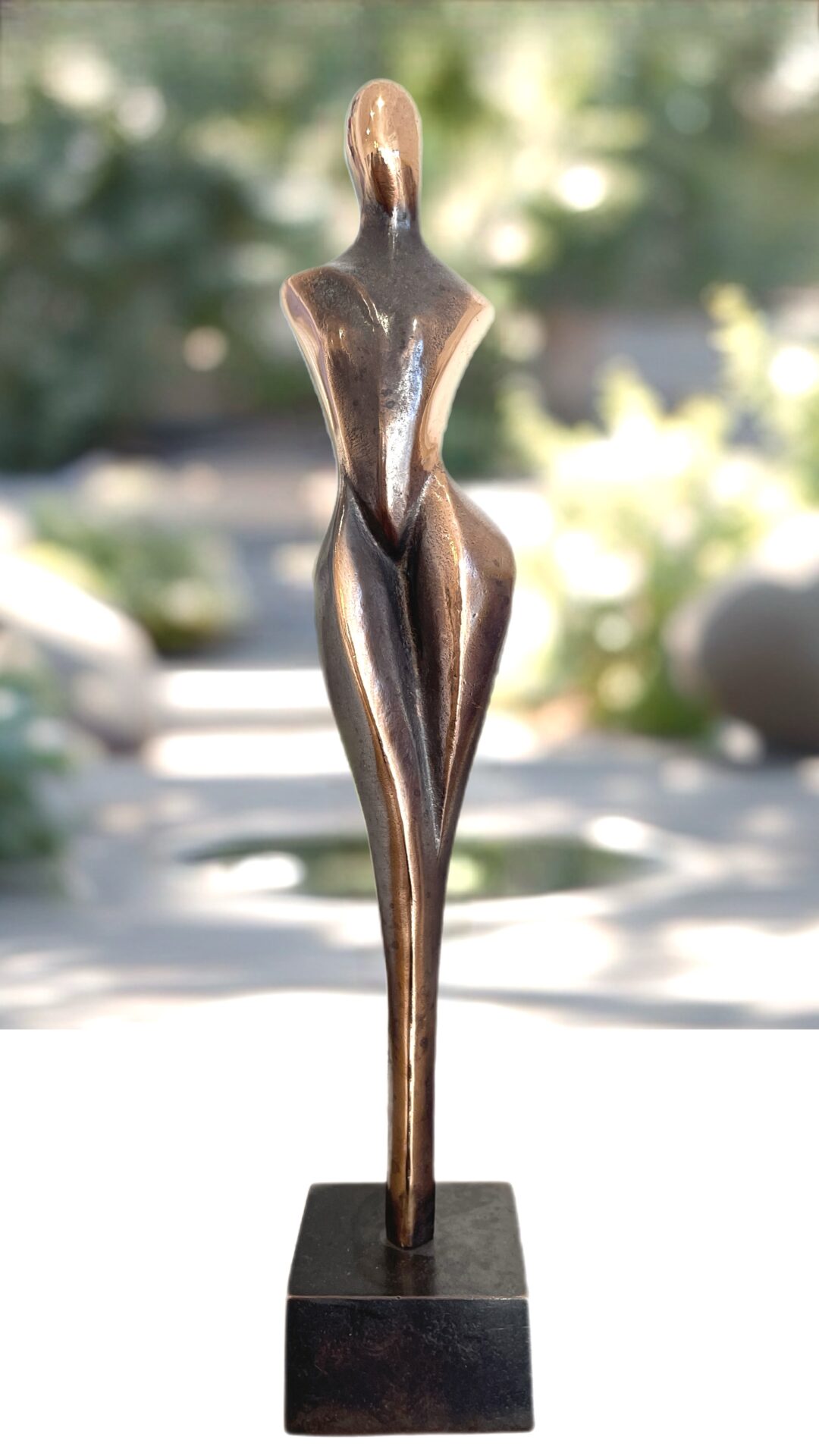 Bronzeskulptur “Kvinde i bronze” af Stiig Kalsing med figurativ kvindefigur i massiv bronze