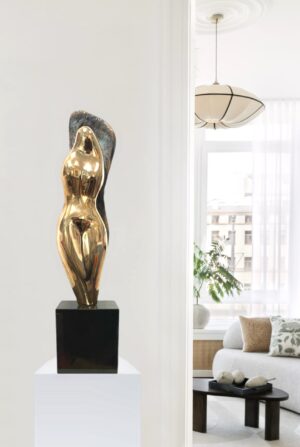 Bronzeskulptur “Beskytteren – medium” af Stiig Kalsing – figurativ skulptur i massiv bronze med symbolik om beskyttelse