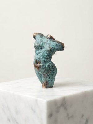 Blankpoleret og grønpatineret bronzeskulptur af en kvindetorso med titlen Livsdanser af kunstner Nina Cederberg.