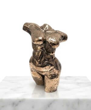 Blankpoleret og grønpatineret bronzeskulptur af en kvindetorso med titlen Livsdanser af kunstner Nina Cederberg.