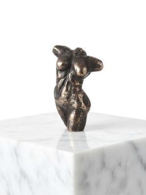 Brunpatineret bronzeskulptur af en kvindetorso med titlen Livsdanser af kunstner Nina Cederberg.